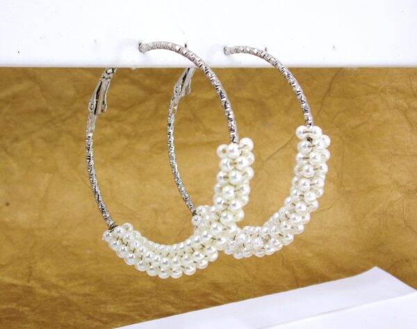 PEARL WRAPPED TEXTURED SILVER HOOP EARRINGS - Image 4