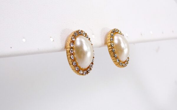 PEARL AND CRYSTAL OVAL EARRINGS - Image 3