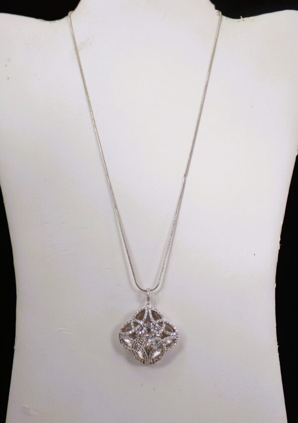 CLOVER PENDANT NECKLACE WITH CUBIC ZIRCONIA STONES - Image 3