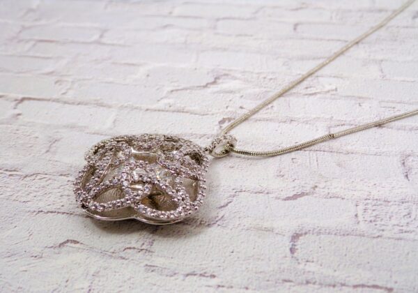 CLOVER PENDANT NECKLACE WITH CUBIC ZIRCONIA STONES - Image 4