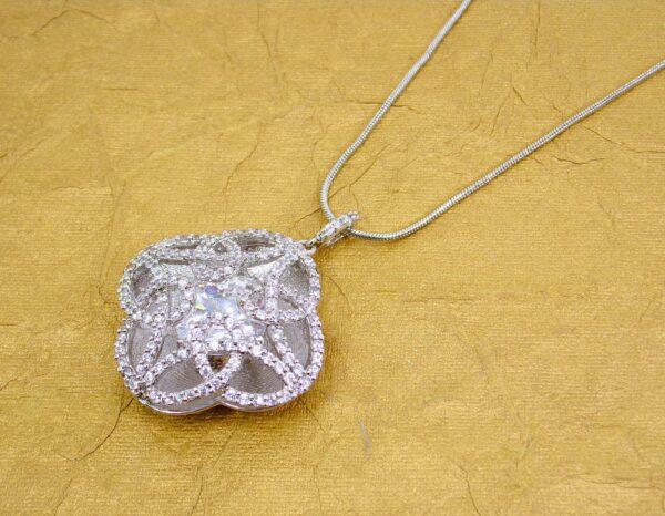 CLOVER PENDANT NECKLACE WITH CUBIC ZIRCONIA STONES - Image 7