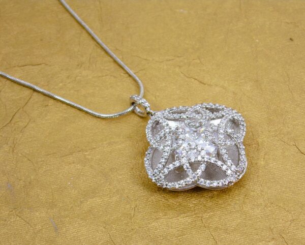 CLOVER PENDANT NECKLACE WITH CUBIC ZIRCONIA STONES - Image 8