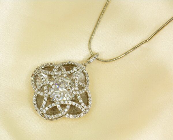 CLOVER PENDANT NECKLACE WITH CUBIC ZIRCONIA STONES - Image 10