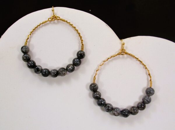 GOLD HOOP EARRINGS WITH GRAY STONE BEADS - Image 4