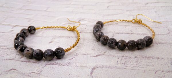 GOLD HOOP EARRINGS WITH GRAY STONE BEADS - Image 6