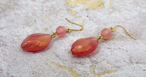 PEACH TONE SWIRL FINISH DOUBLE BEAD EARRINGS - Image 4