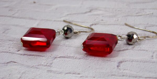 RED AND GRAY GLASS BEAD EARRINGS - Image 4