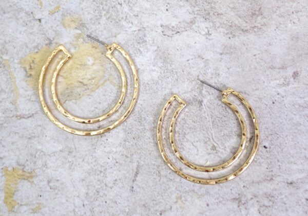 GOLD DOUBLE HOOP EARRINGS IN A HAMMERED FINISH - Image 4