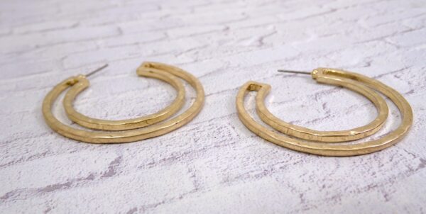 GOLD DOUBLE HOOP EARRINGS IN A HAMMERED FINISH - Image 3