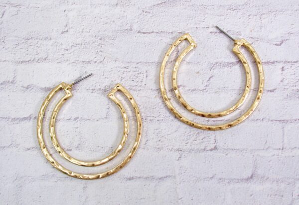 GOLD DOUBLE HOOP EARRINGS IN A HAMMERED FINISH - Image 2