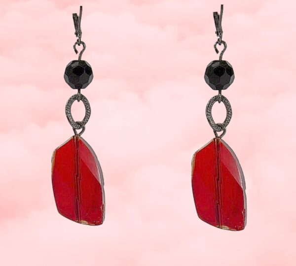 LONE RED AND BLACK GLASS BEAD EARRINGS - Image 4