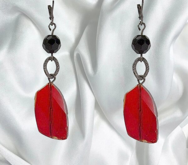 LONE RED AND BLACK GLASS BEAD EARRINGS - Image 5