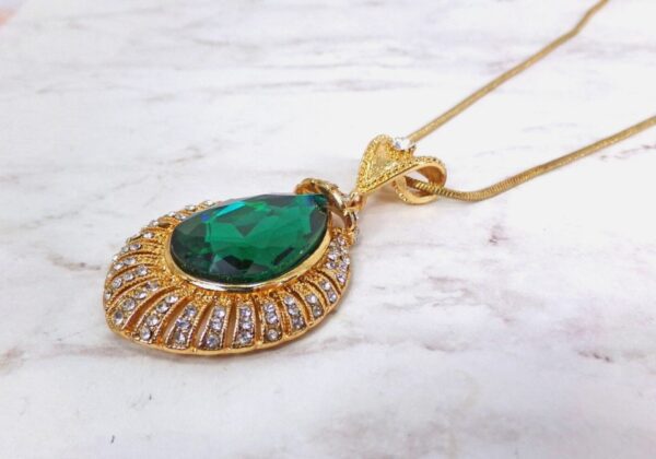 GREEN CRYSTAL TEARDROP PENDANT NECKLACE - Image 3