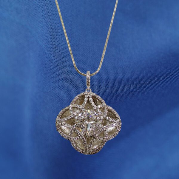 CLOVER PENDANT NECKLACE WITH CUBIC ZIRCONIA STONES - Image 6