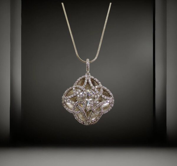 CLOVER PENDANT NECKLACE WITH CUBIC ZIRCONIA STONES - Image 9