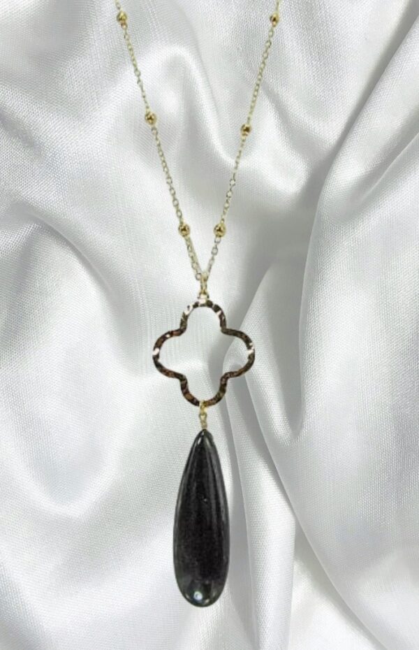 BLACK TEARDROP STONE & CLOVER CHARM NECKLACE - Image 3