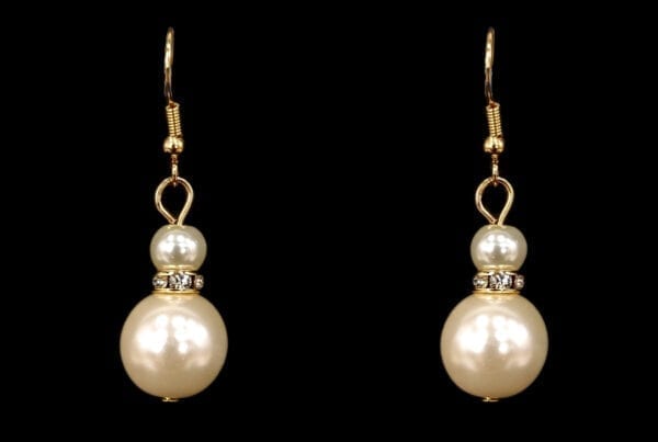 pair of earrings with gourd-shaped pearls