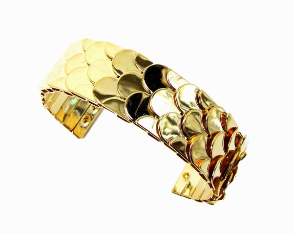 golden bangle with golden scales design