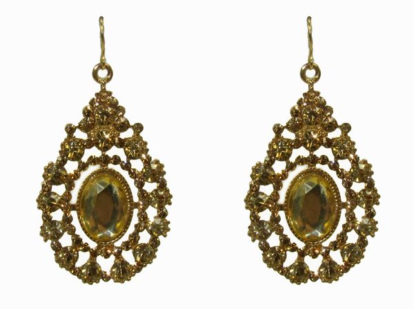 earrings with vintage design and olive-green gem