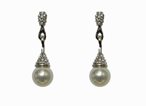 pair of earrings with pearls and golden fasteners