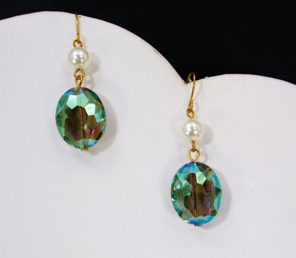 GREEN GLASS AND WHITE PEARL BEAD EARRINGS - Image 3