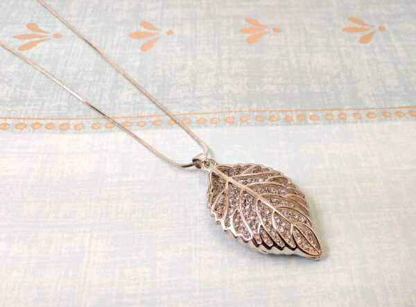 ELEGANT CRYSTAL LEAF PENDANT NECKLACE - Image 9