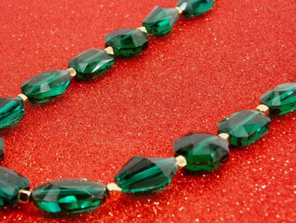 GREEN GLASS BEAD NECKLACE - Image 8