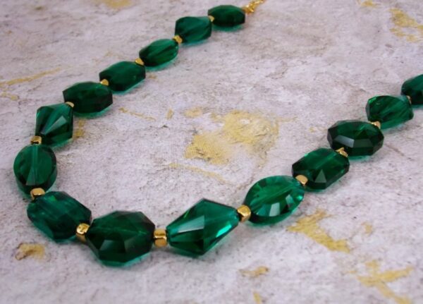 GREEN GLASS BEAD NECKLACE - Image 9