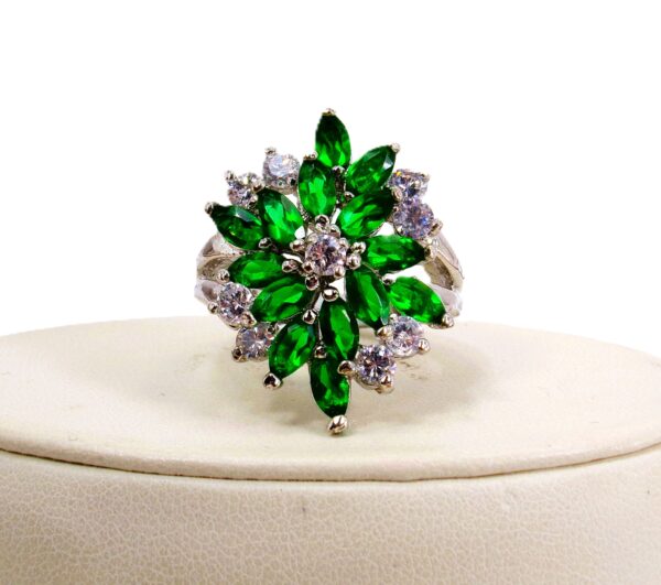 GREEN AND CLEAR CUBIC ZIRCONIA STONE RING SIZE 8 - Image 5