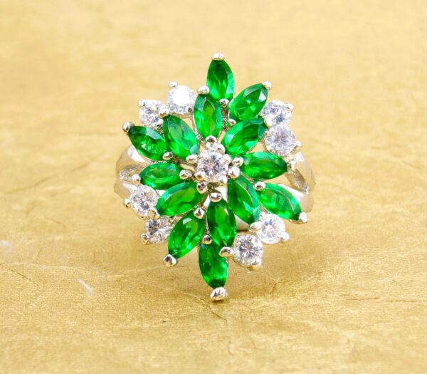 GREEN AND CLEAR CUBIC ZIRCONIA STONE RING SIZE 8 - Image 7