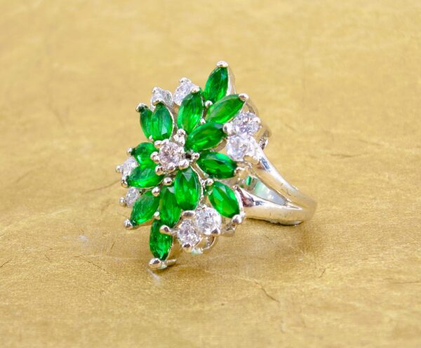 GREEN AND CLEAR CUBIC ZIRCONIA STONE RING SIZE 8 - Image 6