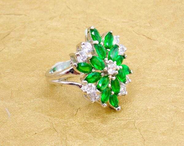 GREEN AND CLEAR CUBIC ZIRCONIA STONE RING SIZE 8 - Image 8