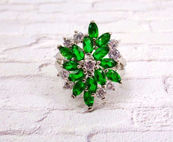 GREEN AND CLEAR CUBIC ZIRCONIA STONE RING SIZE 8 - Image 9