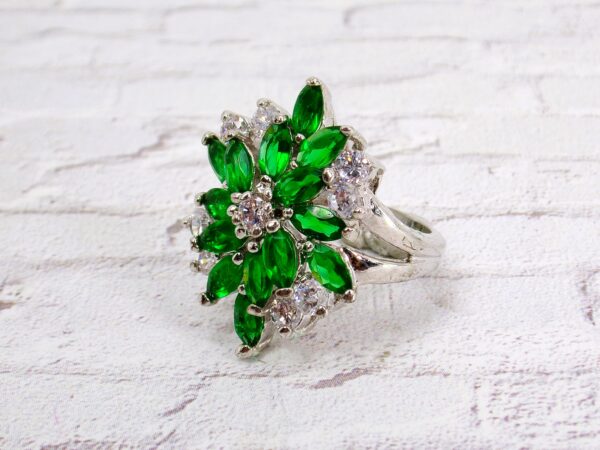 GREEN AND CLEAR CUBIC ZIRCONIA STONE RING SIZE 8 - Image 10