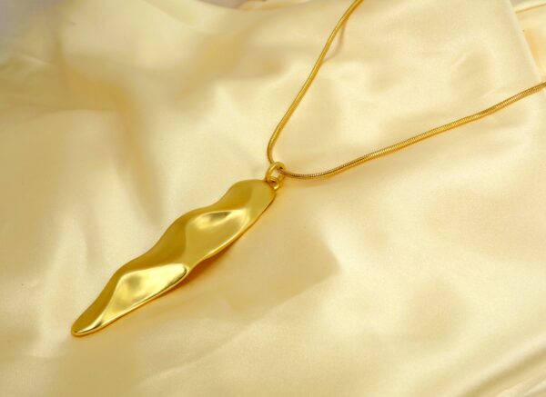 LONG GOLD PENDANT NECKLACE IN MATTE GOLD - Image 6