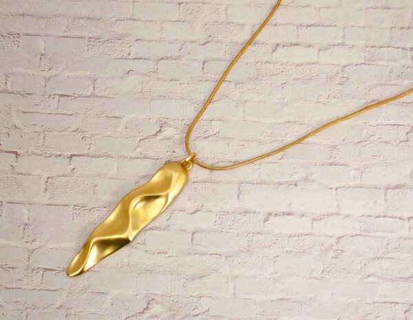 LONG GOLD PENDANT NECKLACE IN MATTE GOLD - Image 2