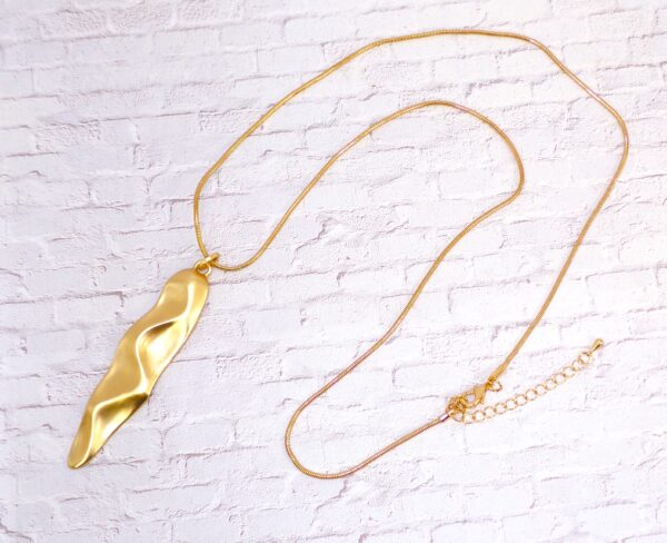 LONG GOLD PENDANT NECKLACE IN MATTE GOLD - Image 4