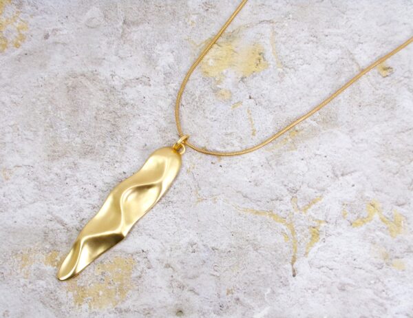 LONG GOLD PENDANT NECKLACE IN MATTE GOLD - Image 7