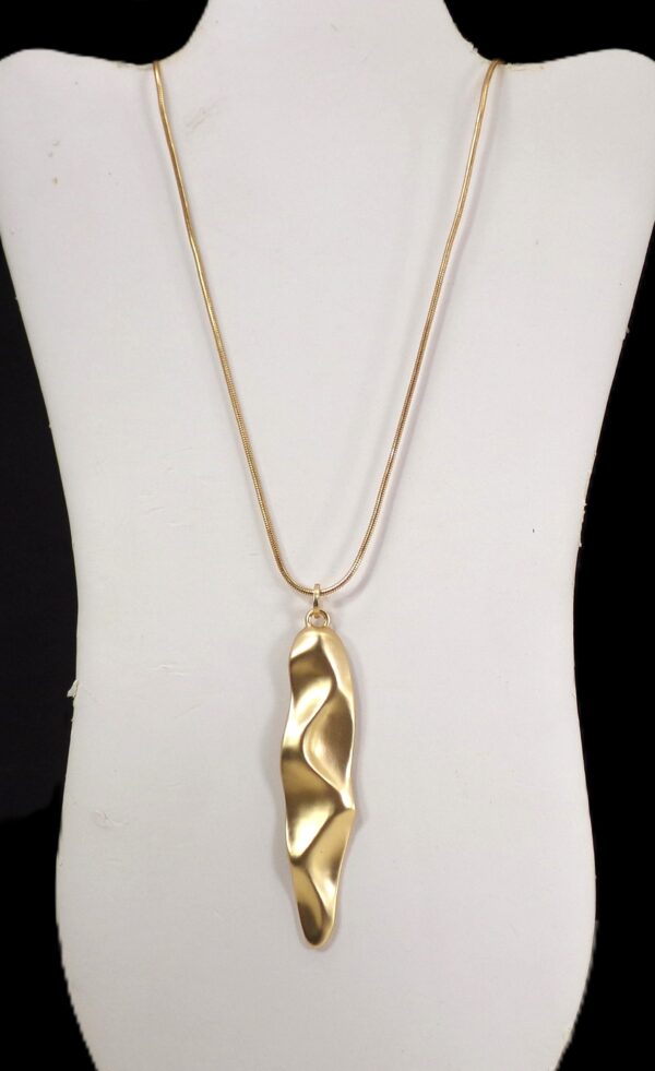 LONG GOLD PENDANT NECKLACE IN MATTE GOLD - Image 3