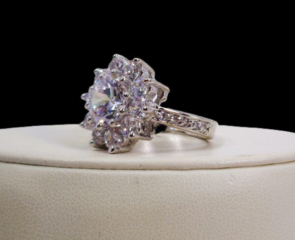 SPARKLING CLEAR CUBIC ZIRCONIA STONE RING SIZE 7 - Image 5