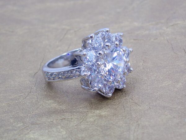 SPARKLING CLEAR CUBIC ZIRCONIA STONE RING SIZE 7 - Image 8