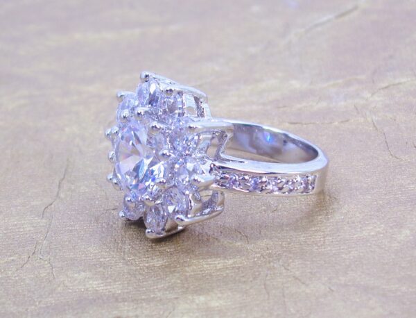 SPARKLING CLEAR CUBIC ZIRCONIA STONE RING SIZE 7 - Image 9