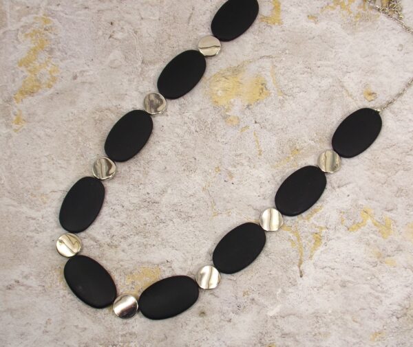 BLACK AND SILVER BEAD NECKLACE - Image 2