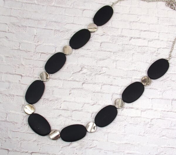 BLACK AND SILVER BEAD NECKLACE - Image 7