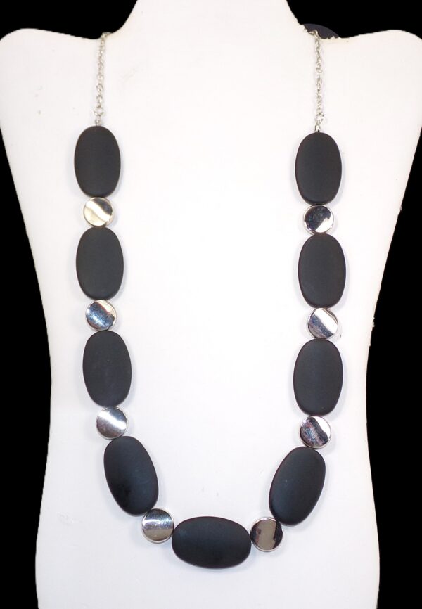 BLACK AND SILVER BEAD NECKLACE - Image 4