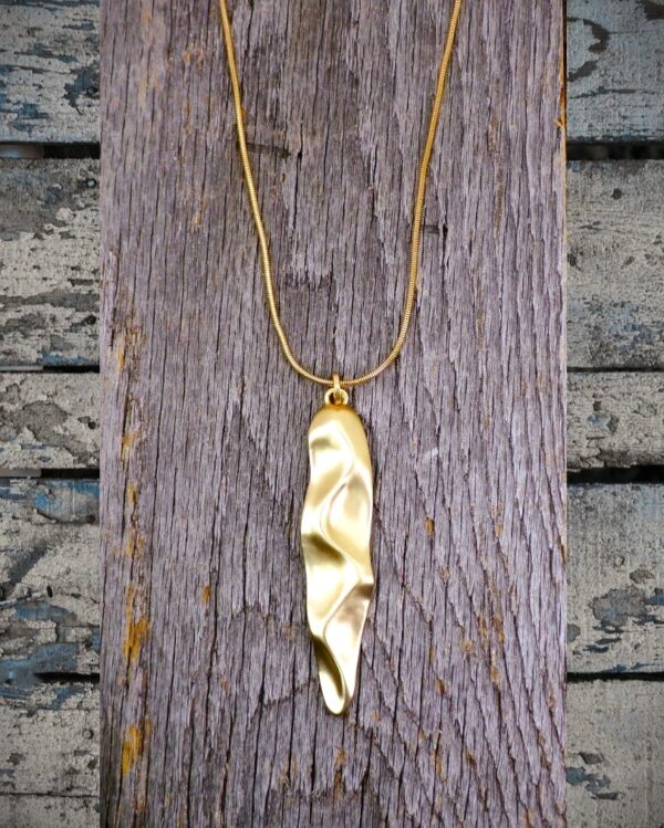 LONG GOLD PENDANT NECKLACE IN MATTE GOLD - Image 8