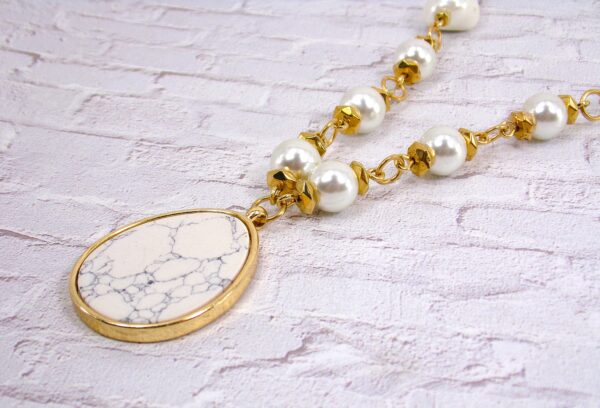 WHITE PEARL NECKLACE WITH WHITE STONE PENDANT - Image 4