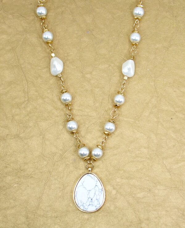 WHITE PEARL NECKLACE WITH WHITE STONE PENDANT - Image 3