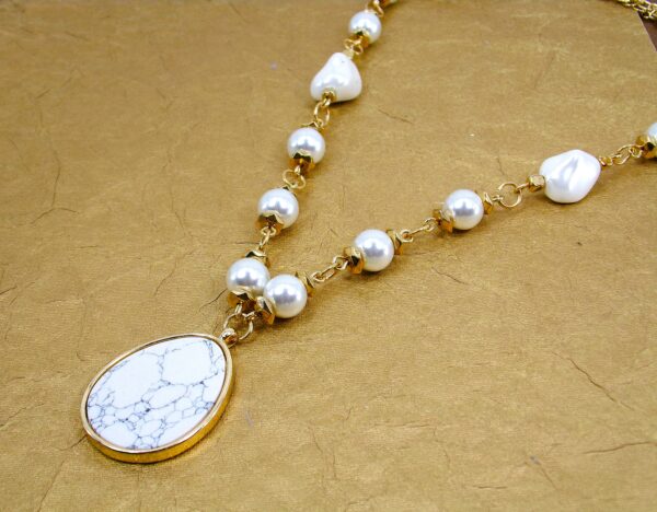 WHITE PEARL NECKLACE WITH WHITE STONE PENDANT - Image 2