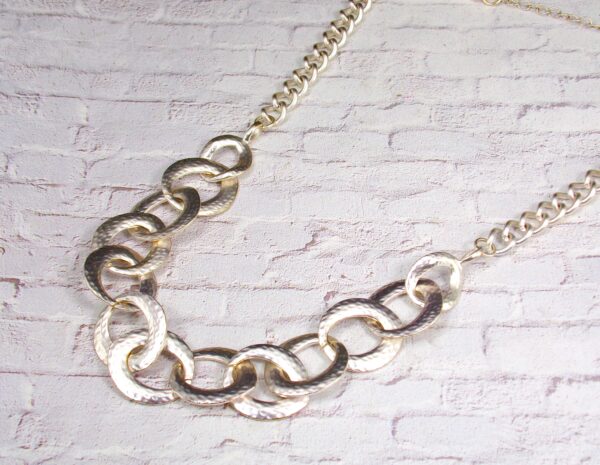 LINK NECKLACE IN A MATTE SILVER FINISH - Image 7